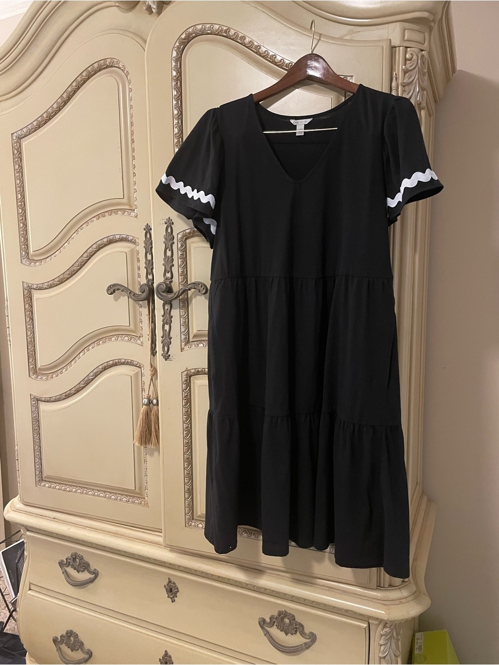 Cato Black V-Neck ruffle tiered Mini Dress White flutter Sleeve Trim 14/16w